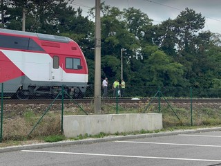 V Ivanke pri Dunaji muž skočil pod vlak, rušňovodič už nedokázal zrážke zabrániť