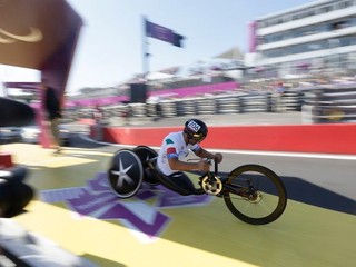 Bývalý jazdec F1 Zanardi získal zlatú medailu na paralympiáde