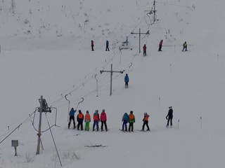 Po dlhej covidovej pauze sa do zimných stredísk vrátili lyžiarske kurzy