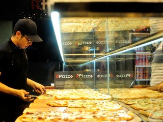 Majiteľ reštaurácie humusák. Spadnuté mäso vracia späť do taniera