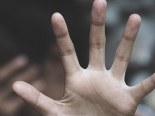 Brutálne vyhrážky pre peniaze: Únoscovia strieľali okolo dievčaťa a terorizovali ju slzným sprejom