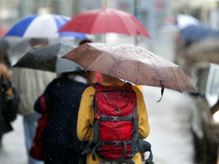 Predpoveď počasia. Deti pôjdu do školy pod dáždnikom a v dlhých rukávoch