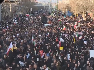 Po hrozbe americkej sily Irán údajne navrhol rokovania, demonštrácie si vyžiadali stovky obetí