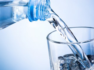 Pijete vodu z vodovodného kohútika alebo si kupujete? EÚ chce kvalitnejšiu pitnú vodu pre všetkých