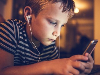 Chcel, aby jeho deti neboli v noci na sociálnych sieťach: Omylom vypol internet v dvoch obciach