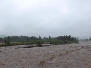 SHMÚ varuje, v štyroch okresoch hrozia povodne. Na severe zasahovali hasiči