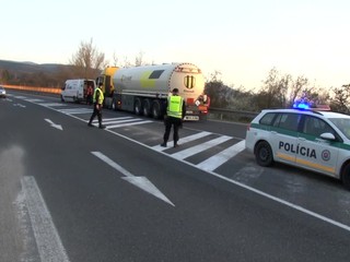 Hromadná zrážka dvoch áut a kamióna s cisternou: Vodič jedného z nich nafúkal 3 promile