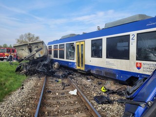 Ľudia ležali na zemi, bol to chaos: Cestujúci opísal sekundy po zrážke vlaku s kamiónom