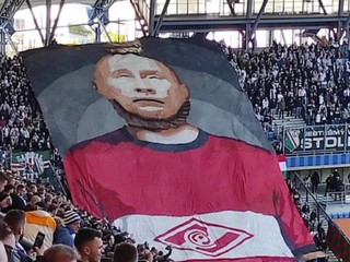 Poľskí futbaloví ultras obesili Putina: Drsný odkaz tvrdého jadra Moskve