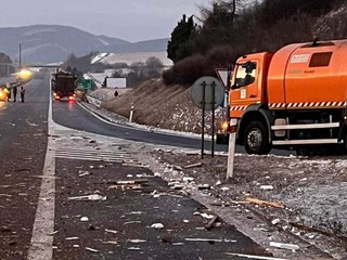 Vodič nákladného auta zastavil dopravu v tuneli na tri hodiny, keď pôsobil neobvyklú nehodu