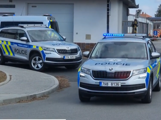 Polícia vypátrala chlapca zo Zlínska. Údajne ho uniesli a väznili na chate