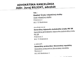 Kto klame? Manželka policajta, ktorý mal zneužívať Santusovú, posiela odkaz