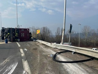 VIDEO: Prevrátený kamión zablokoval diaľnicu D1