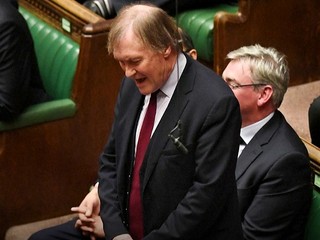 Zomrel britský poslanec. Neznámy útočník ho dobodal v kostole