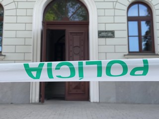 Bombová hrozba na Slovensku: Evakuovali budovy všetkých súdov