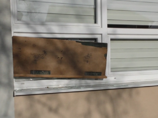 V meste vyčíňal vandal. Škody narobil v škole, lekárni, potravinách aj v kostole