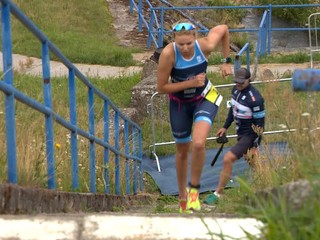 Triatlonisti otestovali novú trať s atraktívnym prejazdom uzavretou Pezinskou Babou