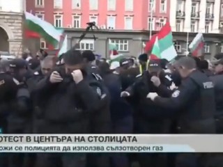 Vietor bol proti. Policajti použili slzotvorný plyn, skončil v ich očiach