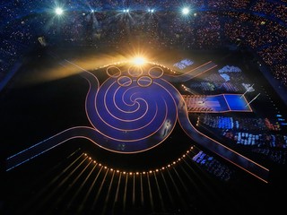 Olympijský oheň horí, zapálili ho legendárni lyžiari