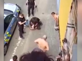 Český George Floyd? Policajt kľačal na mužovi niekoľko minút. Záchranári mu už nedokázali pomôcť