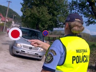 V Považskom Chlmci hrozí dopravný kolaps, tisícky ľudí porušujú pravidlá