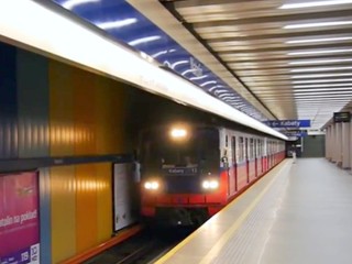 Dôchodca si chcel v metre sadnúť. Na mladú ženu vytiahol strelnú zbraň