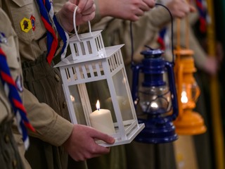 Betlehemské svetlo je na Slovensku. Skauti ho roznesú po celej krajine