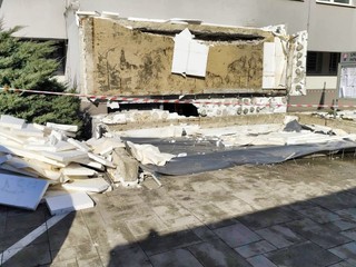 V Komárne sa zrútila časť strechy klientskeho centra, jeden človek zahynul