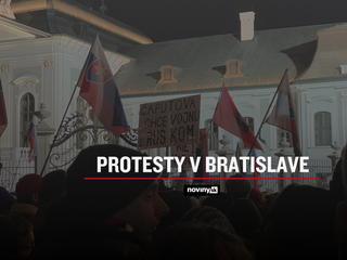 V stredu pred palácom bolo viac ako tisíc ľudí. Protest zvolala strana Smer-SD
