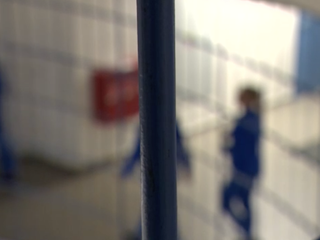 Agresívny muž hodil bicykel na auto. Škoda je vyčíslená v tisíckach eur