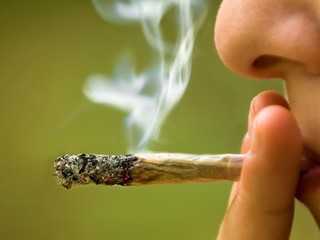 Rodičia vážne intoxikovali bábätko marihuanou