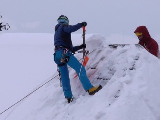 Sneh stále trápi Slovensko. V Tatrách odhrabávajú chodníky, na Orave železnice