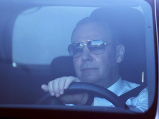 Bývalý ruský prezident Medvedev hrozí Trumpovi treťou svetovou vojnou