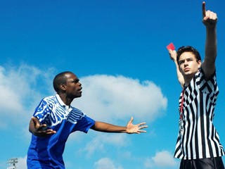 Rozhodcovia prijali sexuálne služby ako úplatok