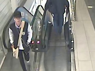 Muž sotil do trolejbusu chlapca, polícia v súvislosti s prípadom pátra po mužovi na fotke