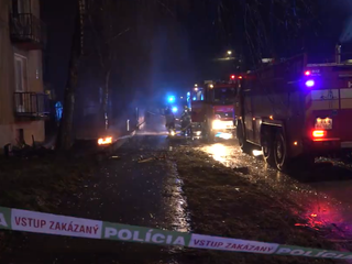 Výbuch plynu v bytovke zranil troch mužov. Pred výbuchom muž údajne cítil plyn