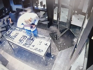 VIDEO: V Bratislave dvojica ukradla hodinky za 350 000 eur. Polícia žiada o pomoc