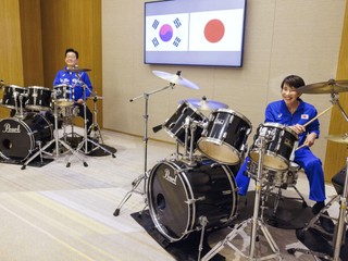 Japonská premiérka a juhokórejský prezident zakončili stretnutie spoločnou hrou na bicie