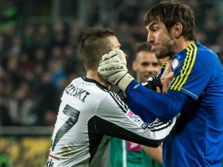 Kuciak v šarvátke so spoluhráčom počas zápasu