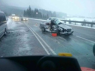 Nehoda mikrobusu s autom. Zranilo sa 7 osôb