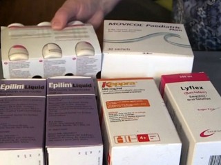 Lieková horúčka v Británii. Ľudia si hromadne uskladňujú lieky