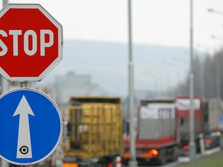 Obrovské kolóny na ceste z Bratislavy. Nehoda na D2