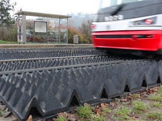 Dopravný podnik testuje gumové bodáky, majú zastaviť prebiehajúcich