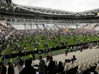 Fanúšikovia Juventusu oslavovali titul priamo na trávniku