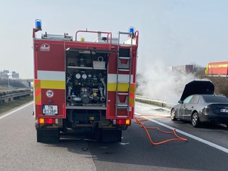 Na diaľnici D1 pri Trenčíne horel osobný automobil