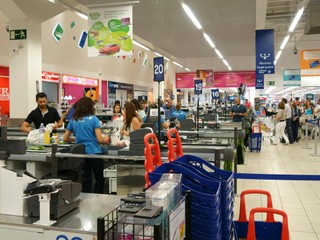 Pripravovaný zákon o osobitnom odvode pre obchodné reťazce čelí kritike, proti sú zamestnávatelia aj odborári