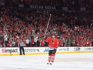 Hossa dosiahol päťstý gól v NHL. Aplaudoval mu celý štadión
