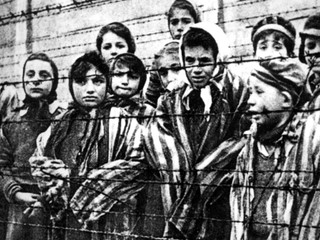 Poľský premiér tvrdí, že na holokauste sa podieľali aj Židia