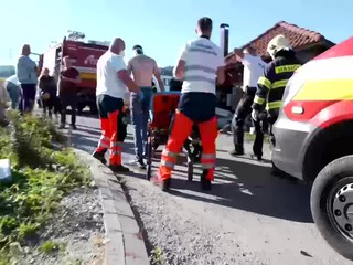 Vážna nehoda: Auto vo veľkej rýchlosti prerazilo múr prístavby rodinného domu