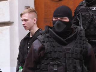 Študent obvinený z útoku na gymnáziu zostáva vo väzbe, sudca mu žiadosť opäť zamietol